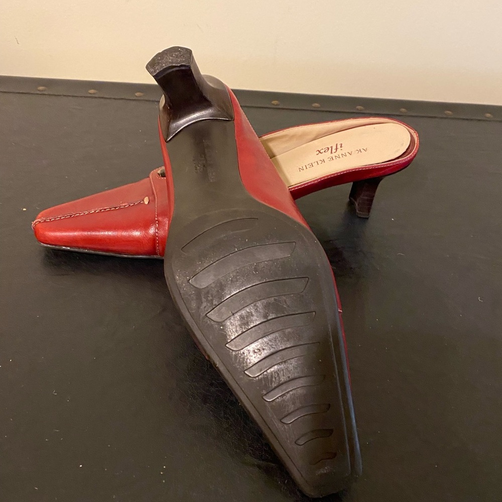 Anne Klein Women’s Size 6M Red Leather Mules with Seam down the front of shoe - Picture 6 of 10
